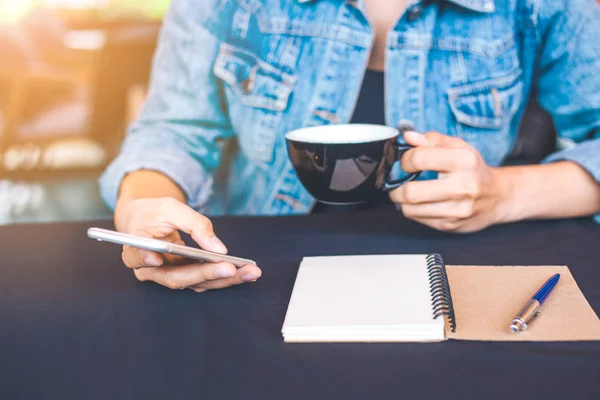 Vrouw hand is het gebruik van een mobiele telefoon. — Stockfoto