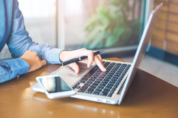 Kvinna hand arbetar på laptop på kontoret. — Stockfoto