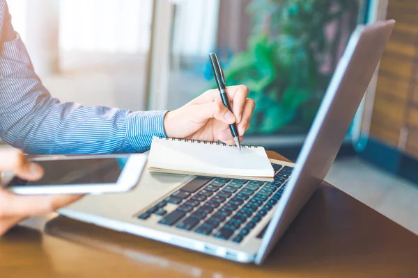 Kvinna hand skriver på anteckningsblock med penna i office. — Stockfoto