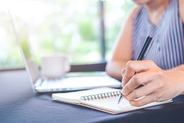 Γυναίκα χέρι γράφοντας στο Σημειωματάριο (Notepad) με ένα στυλό στο γραφείο. — Φωτογραφία Αρχείου