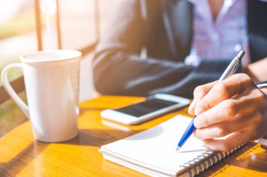 iş kadın el üstünde not etmek Office kalemle yazma.