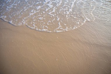 Pürüzsüz ve arka plan için ince kum üzerinde dalgaların hareketi,