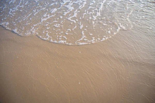 The movement of the waves on the sand is smooth and fine for  background, — Stock Photo, Image