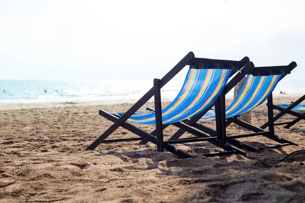 Gün batımında sahilde iki plaj sandalyesi. — Stok fotoğraf