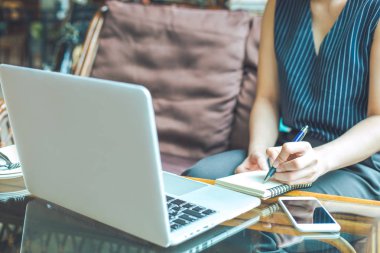 İş kadın el bir not etmek üstünde kalemle yazma ve kullanma