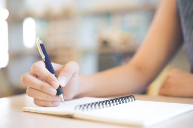 İş kadın el bir not defteri içinde etkinleştirmediniz kalemle yazma