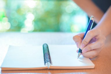 İş kadın el bir not defteri içinde etkinleştirmediniz kalemle yazma