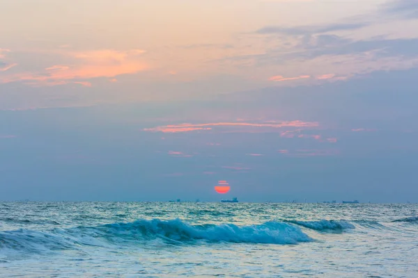 Tramonto in spiaggia e con barche da pesca e navi da carico . — Foto Stock