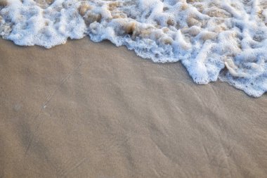 Pürüzsüz ve ince ba için kum üzerinde dalgaların hareketi