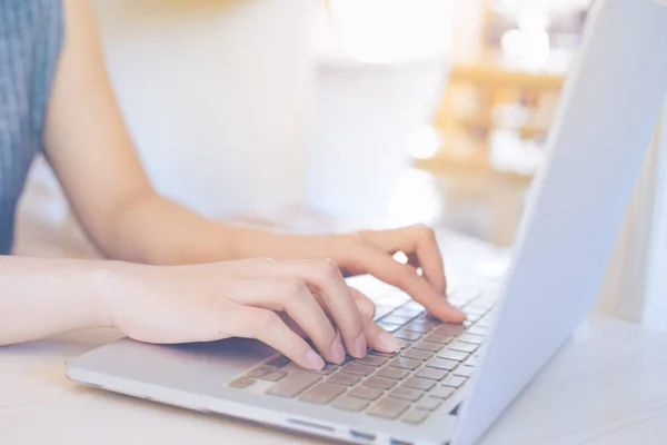 Business woman hand working with a laptop computer in the office — Stock Photo, Image