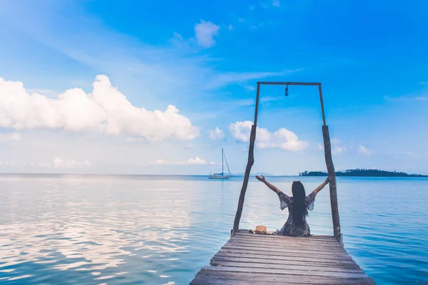 De zee en de heldere lucht. Een dag met een vrouwelijke toerist zitten o — Stockfoto