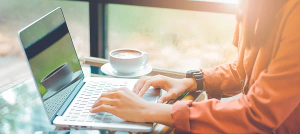 Woman using laptop computer. Female working on laptop in a cafe. — Stockfoto