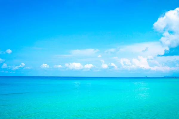 Плаваючі хмари, пухнасті кольори на тлі блакитного неба і моря — стокове фото