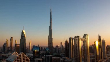 Gün batımında Burj Halife Dubai 'nin ufuk çizgisi manzarası