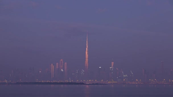 Uitzicht op Burj Khalifa vanaf de Dubai Creek Harbour Sunset timelapse. — Stockvideo