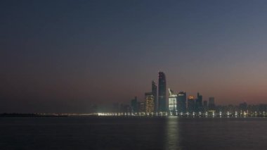 Abu Dabi şehri gün doğumunda ufuk çizgisi Gün doğumunda geçiş zamanı