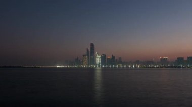 Abu Dabi şehri gün doğumunda ufuk çizgisi Gün doğumunda geçiş zamanı.