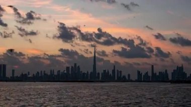 Dubai Creek Limanı 'ndan Burj Halife Skyline' ın görüntüsü Gün batımı zaman ayarlı.