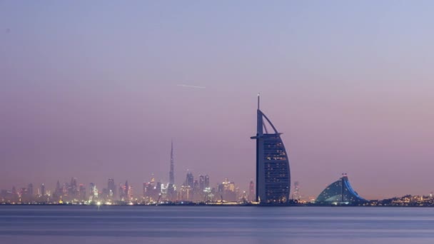 Impresionante vista del horizonte de Dubai desde la playa de Jumeirah hasta el centro al amanecer . — Vídeo de stock