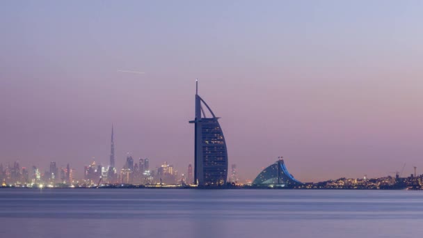 Impresionante vista del horizonte de Dubai desde la playa de Jumeirah hasta el centro al amanecer . — Vídeo de stock