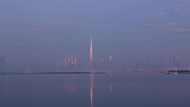 Vista del Burj Khalifa Skyline desde el Dubai Creek Harbour Sunset timelapse . — Vídeos de Stock