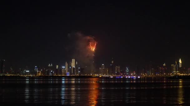 두 바이 크리크 하버 (Dubai Creek Harbour) 의 부르즈 칼리파 (Burj Khalifa) 의 모습 New Years Fireworks timelapse. — 비디오