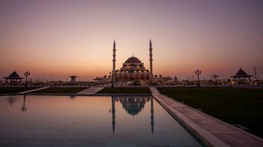 Gün batımında Sharjah Camii 'nin Zamanı