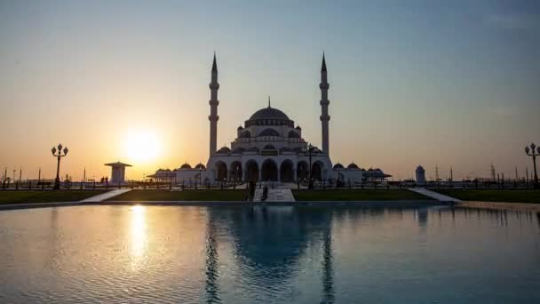 Calendário da mesquita de Sharjah ao pôr do sol — Vídeo de Stock