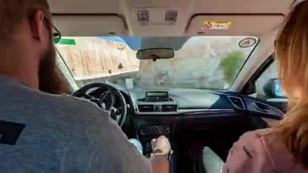 Uvnitř auta ruce na volantu řízení na výlet — Stock video