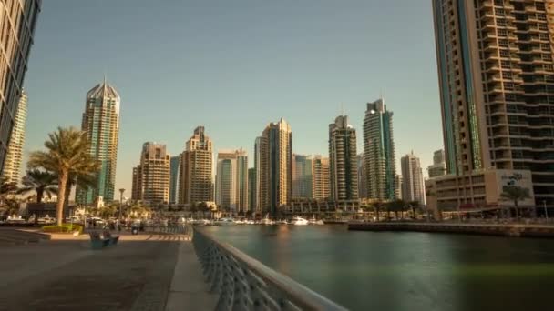 Дубай Марина під синім небом з човнами і гіперлапсом. — стокове відео