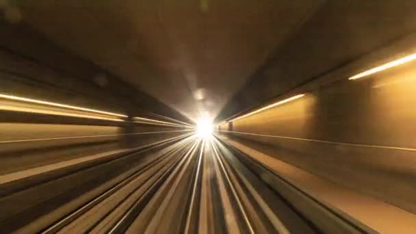 Moderne driverless metro trein haasten naar voren, langs de nacht Dubai, voorkajuit POV uitzicht, soepele timelapse. — Stockvideo