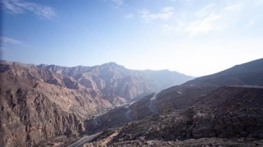Jebel Jais Dağı manzarası Ras al Khaimah, BAE 'de bulutları hareket ettiriyor.