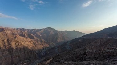 Jebel Jais Dağı manzarası Ras al Khaimah, BAE 'de bulutları hareket ettiriyor.