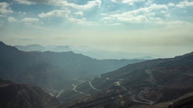 Jebel Jais Dağı manzarası Ras al Khaimah, BAE 'de bulutları hareket ettiriyor.