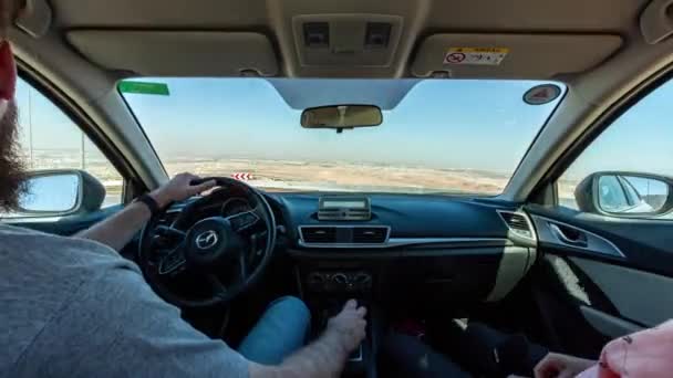 Dentro de um carro mãos em um volante de condução em uma viagem de carro — Vídeo de Stock