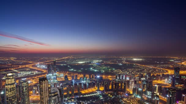 Sonnenaufgang über Downtown in Dubai im Zeitraffer. Bewölkter orangefarbener Himmel und nebliges Wetter. Luftaufnahme mit Türmen und Wolkenkratzern vom Aussichtspunkt Burj Khalifa. — Stockvideo