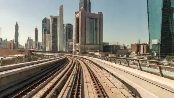 Train de métro moderne sans conducteur se précipitent vers l'avant, le long de la nuit Dubaï, cabine avant vue POV, timelapse lisse . — Video