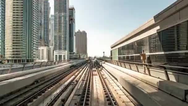 Moderno tren metro sin conductor correr hacia adelante, a lo largo de la noche Dubai, cabina frontal Vista POV, timelapse suave . — Vídeos de Stock