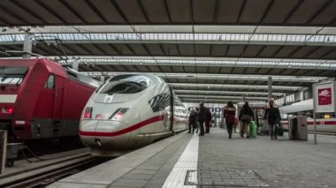 Hauptbahnhof İstasyonu, Münih, Almanya 'ya gelen ve giden tren saatleri