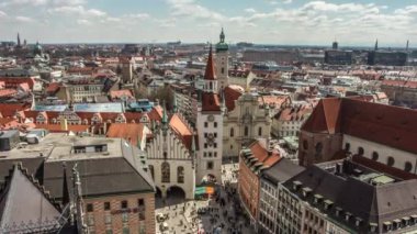 Münih şehrinin güzel manzarası ve gündüz vakti St. Peters Kilisesi 'nin saat kulesi. Münih, Almanya