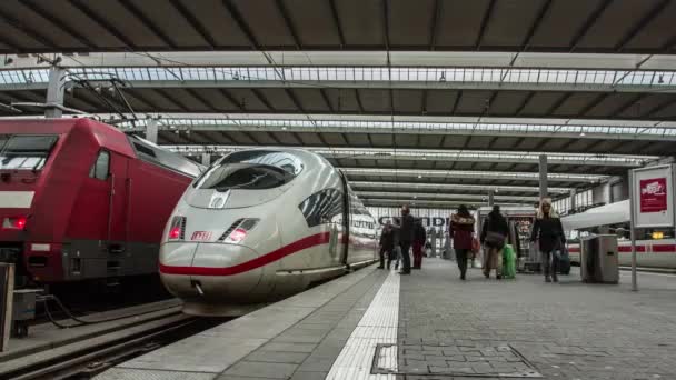 Timelapse de los tren que llegan y salen en Hauptbahnhof station, Munich, Alemania — Vídeos de Stock