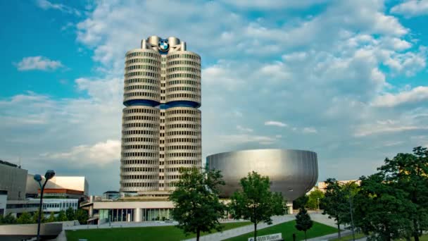 München, Tyskland Timelapse av BMW högkvarter byggnad. — Stockvideo