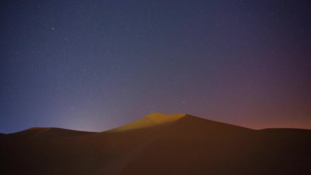 Incredible Night Sky Stars Timelapse Over Sand Dunes in the Moreeb Dune (en inglés). Meteoros, galaxias y planetas pasan por encima en este plano del cosmos . — Vídeo de stock