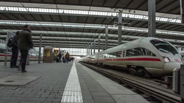 Timelapse des trains arrivant et partant à la gare Hauptbahnhof, Munich, Allemagne — Video