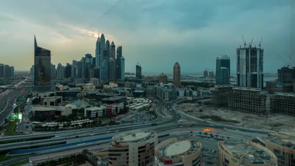 Blick auf die Skyline der Dubai Media City bei Sonnenuntergang. Dubai, VAE — Stockvideo
