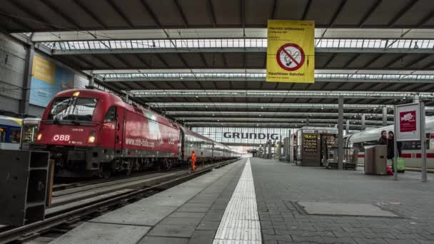 Timelapse av tåg som anländer och avgår till Hauptbahnhof station, München, Tyskland — Stockvideo