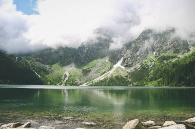 Dağlardaki güzel yeşil göl berrak bir suyla, Morskie oko, High Tatras