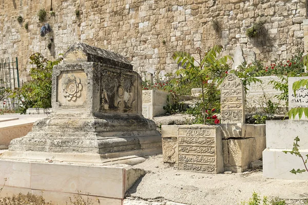 Alter muslimischer friedhof auf olivenberg in altem jerusalem — Stockfoto