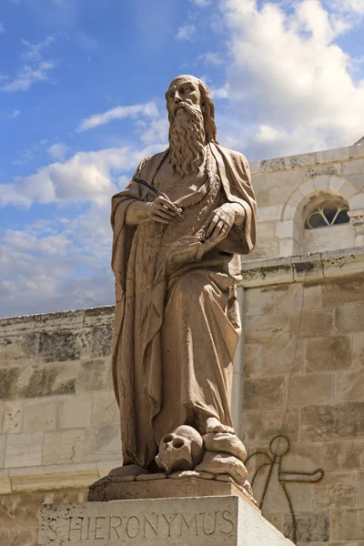 Estátua de São Jerônimo (St. Hieronymus) na Igreja da Natividade em — Fotografia de Stock