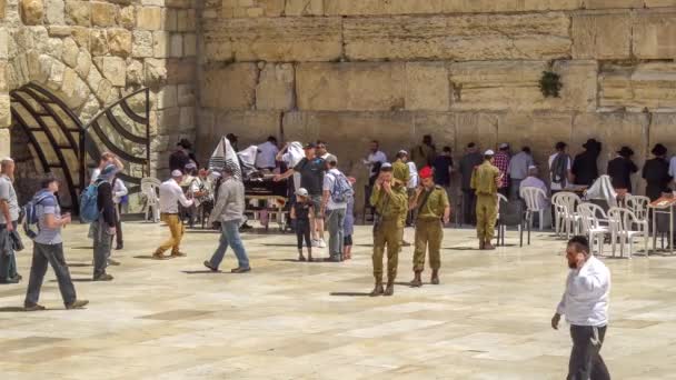 西壁や嘆きの壁は、イスラエルのエルサレムの旧市街にユダヤ教に最も神聖な場所. — ストック動画